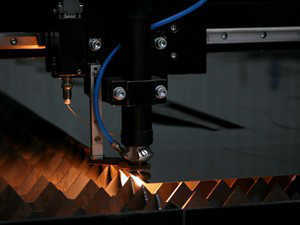 Фото процесса лазерной резки металла