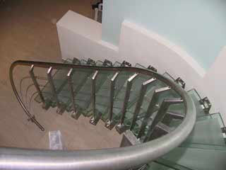 На фото лестница из металла