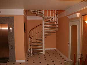 Фото винтовой лестницы на металлокаркасе