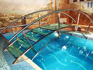 Фото лестница с перилами из нержавеющей стали в бассейне 