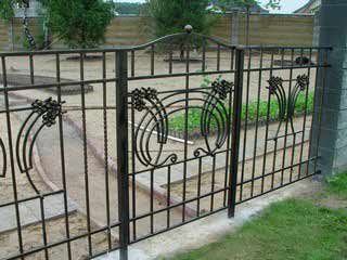 На фото красивые металлические ворота