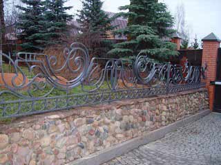 На фото красивый металлический забор